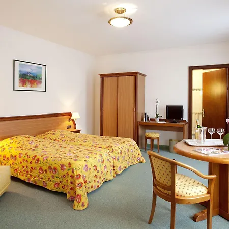 Logis Hotel-restaurant De La Poste Отель