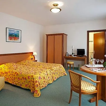 Logis Hotel-restaurant De La Poste Отель