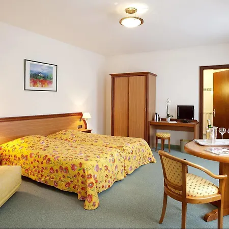 Logis Hotel-restaurant De La Poste Hotel 2*