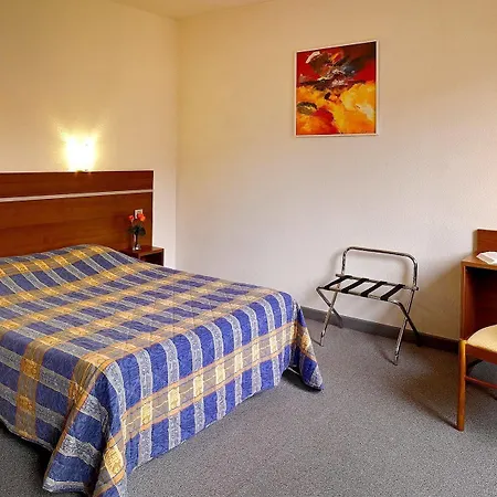 Отель Logis Hotel-restaurant De La Poste