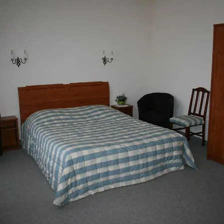 Отель Logis Hotel-restaurant De La Poste 2*